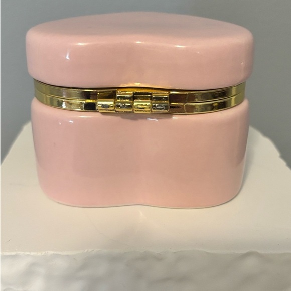 Pink ceramic trinket box - gold tone latch - Picture 4 of 5